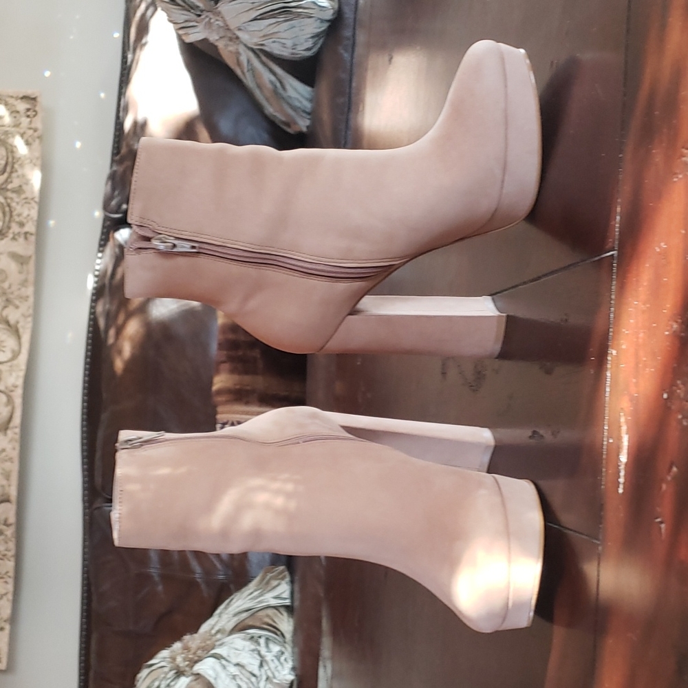 Steve Madden Tan/Beige Platform Boot.